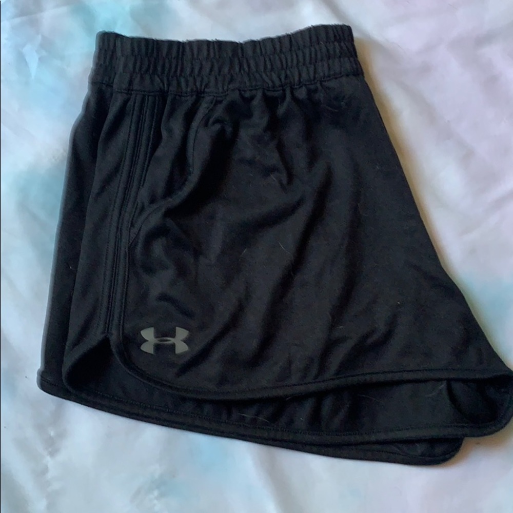 Under Amor black shorts